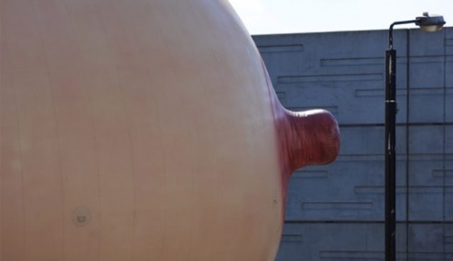 Lactancia en público:  Aparece un seno gigante en Londres